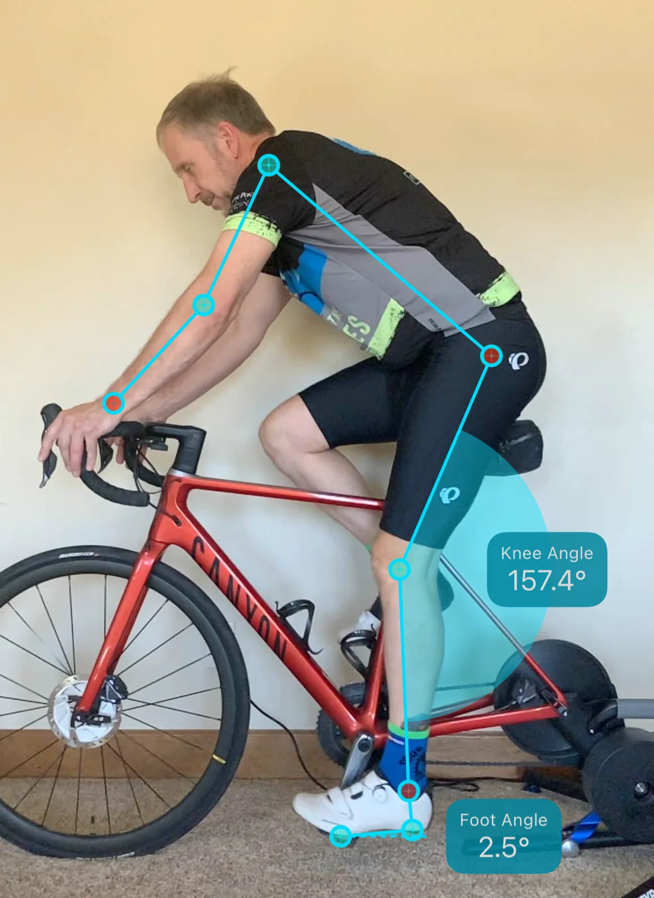 Saddle too high. BFF EZ reads a knee angle of 157° at maximum extension (above the target range), so it recommends lowering the saddle.